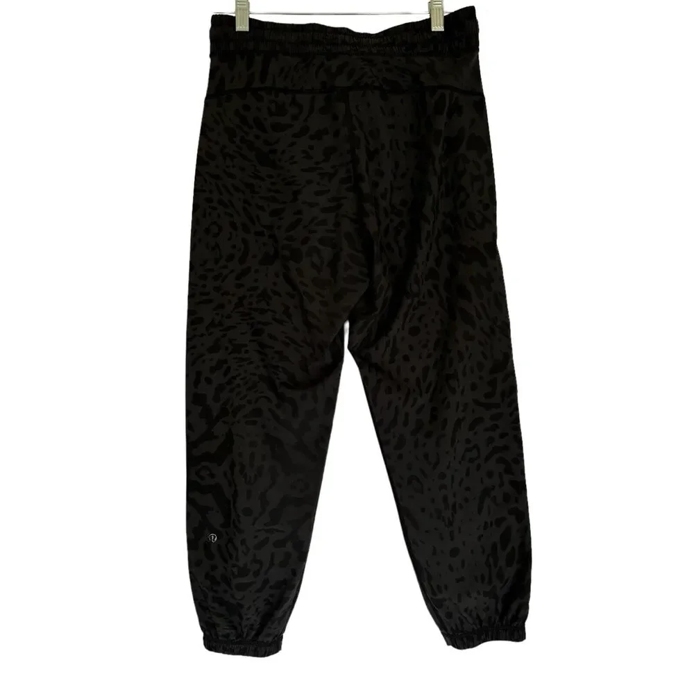 Lululemon women's drawstring cropped jogger style animal print pants size 4 - Picture 2 of 6